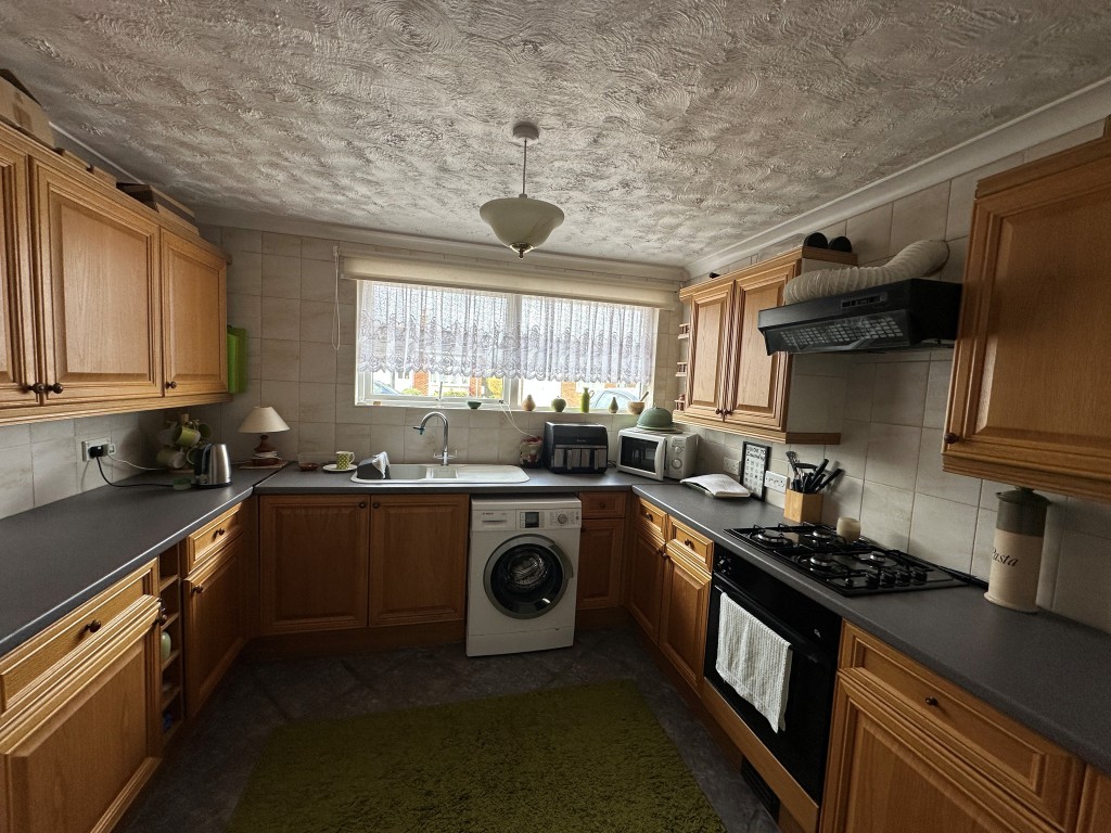 Lot: 1 - TWO-BEDROOM SEMI-DETACHED BUNGALOW WITH GARAGE AND GARDEN - Kitchen
